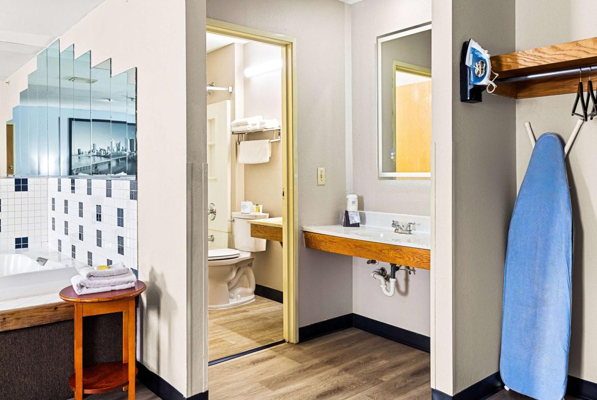 ซูเปอร์ 8 บาย วินด์แฮม พิตส์เบิร์ก/มอนโรวิลล์ Hotel ภายนอก รูปภาพ