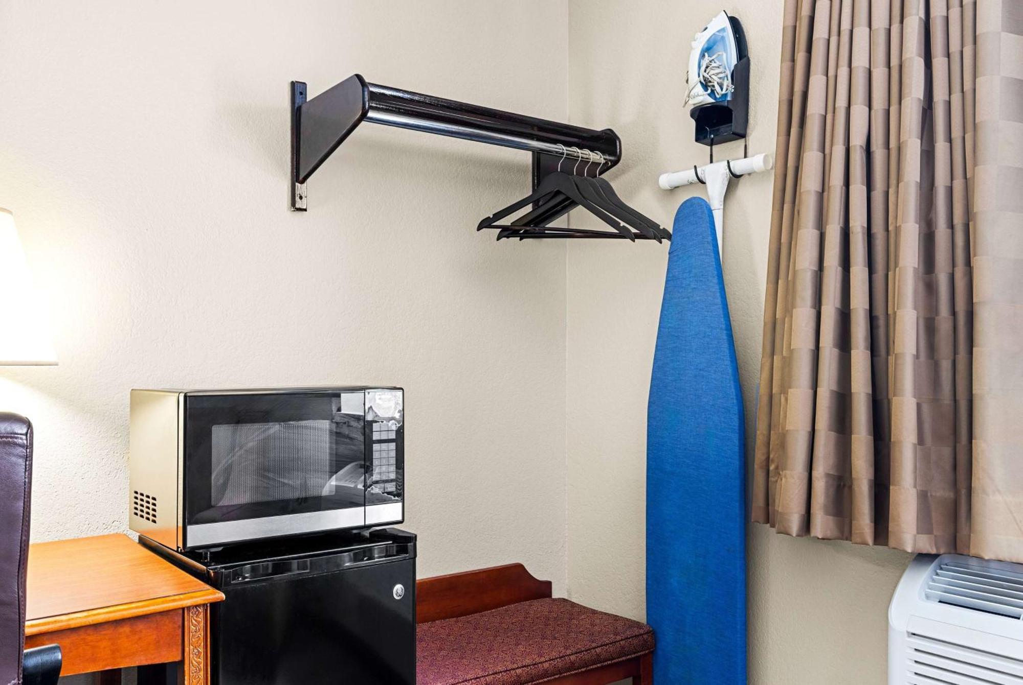 ซูเปอร์ 8 บาย วินด์แฮม พิตส์เบิร์ก/มอนโรวิลล์ Hotel ภายนอก รูปภาพ
